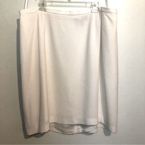 Ellen Tracy Skirt with back split and zipper In Cream, size 24